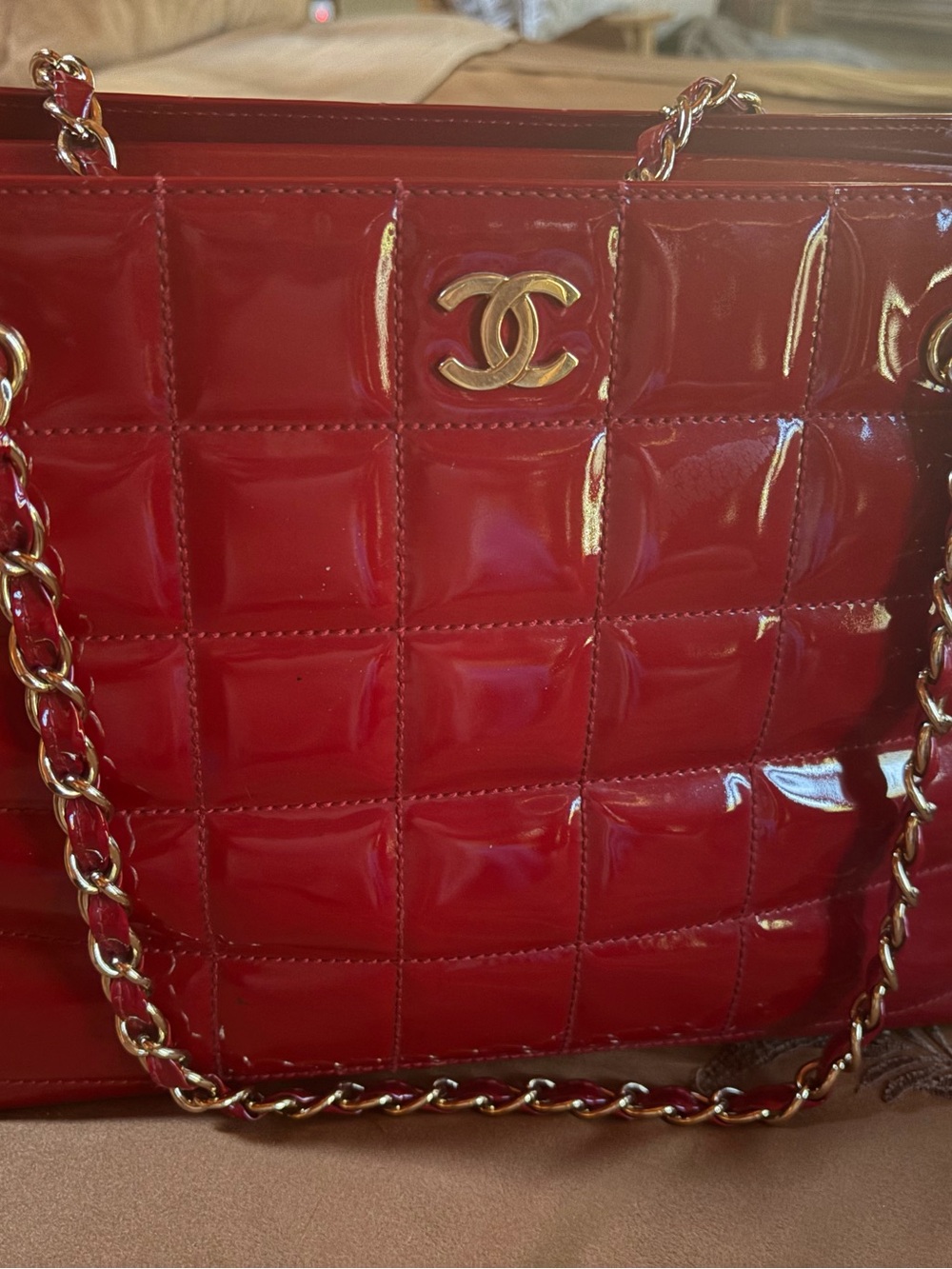CHANEL Red Quilted Patent Leather Shoulder Bag with Gold Hardware - Picture 4 of 4